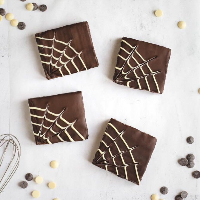 Halloween brownies med spindelvæv