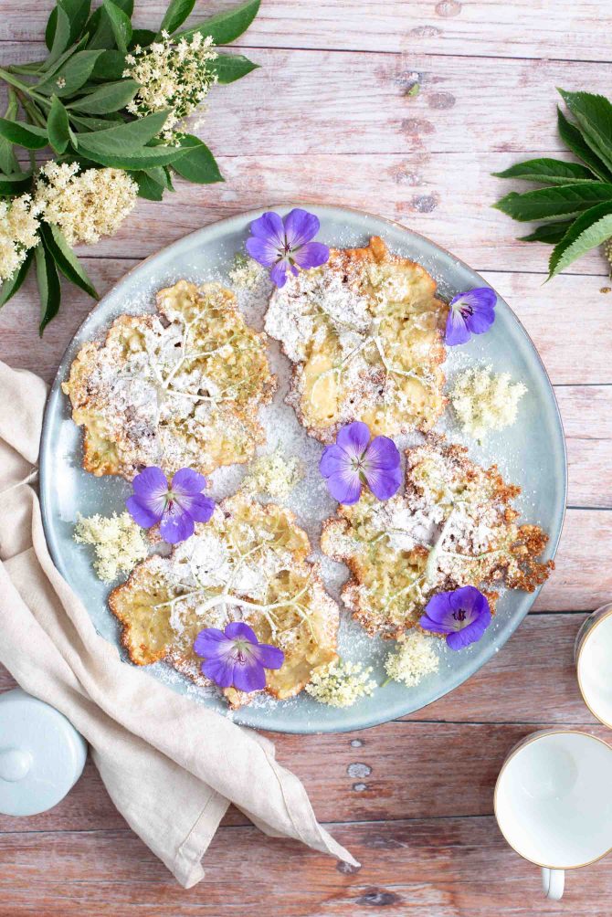 Hyldeblomstpandekager med friske hyldeblomster