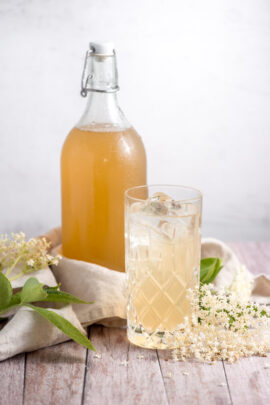 Opskrift på hyldeblomstsaft fra Bageglad