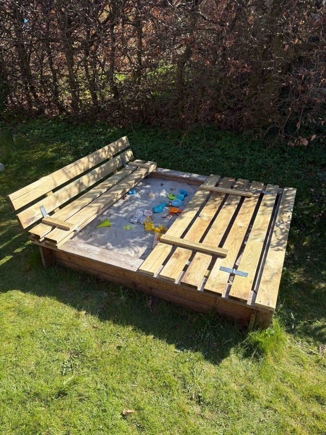 Sandkasselåg med bænk DIY