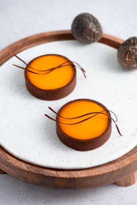 Saltkaramel og passionsfrugt tærter til Halloween