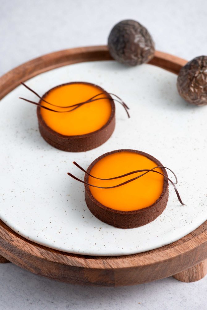 Saltkaramel og passionsfrugt tærter til Halloween