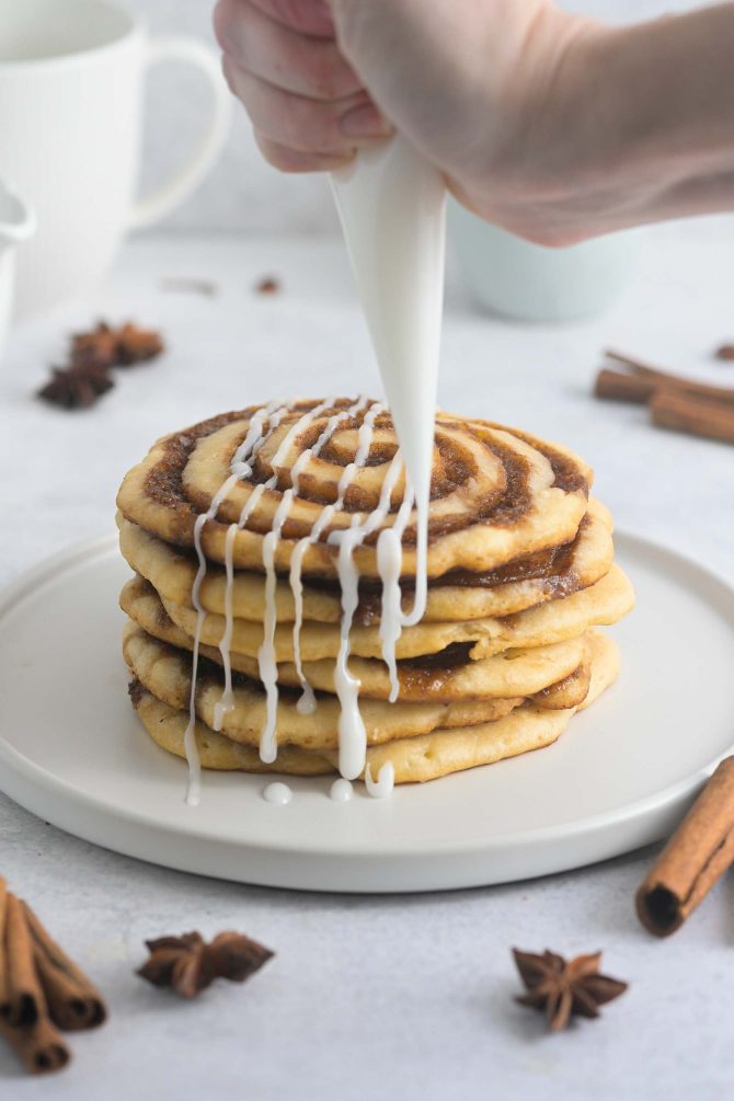 Sprøjte glasur på pandekager