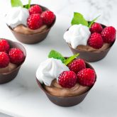 Chokolademousse dessert med hindbær fra Bageglad