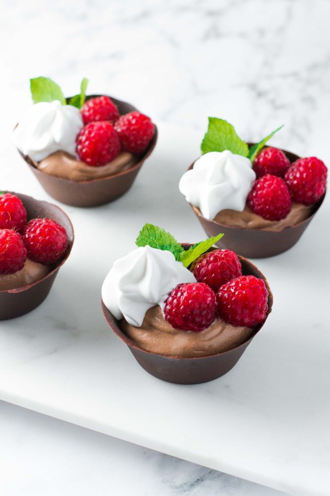 Chokolademousse dessert med hindbær fra Bageglad