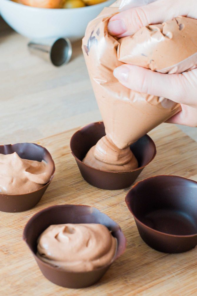 Chokolademousse i chokoladeskåle