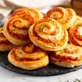 Nemme brioche pizzasnegle