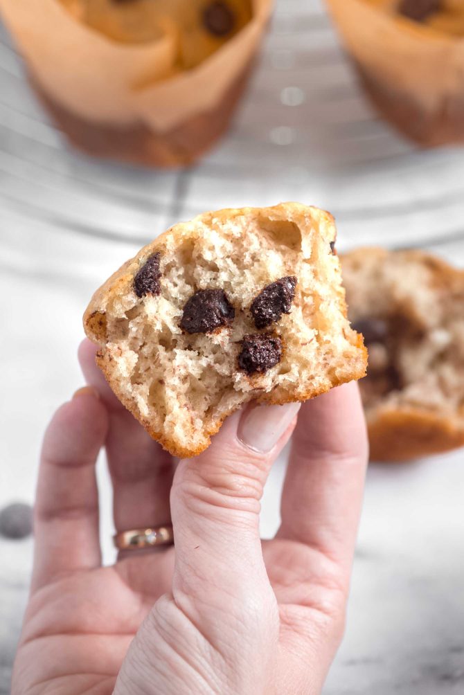 Svampede bananmuffins med chokolade
