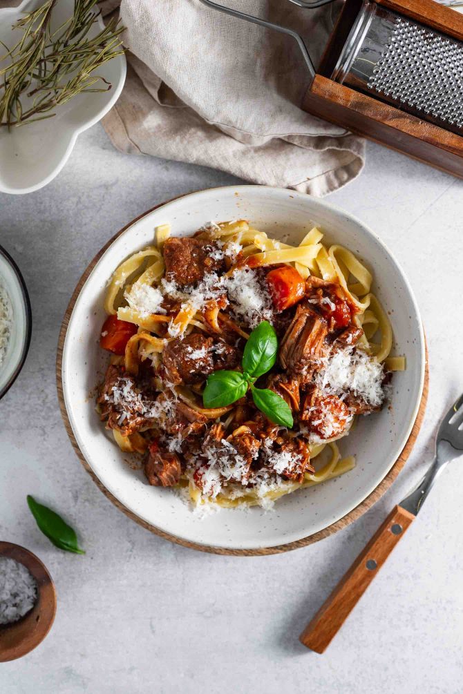 Oksekød gryderet med pasta