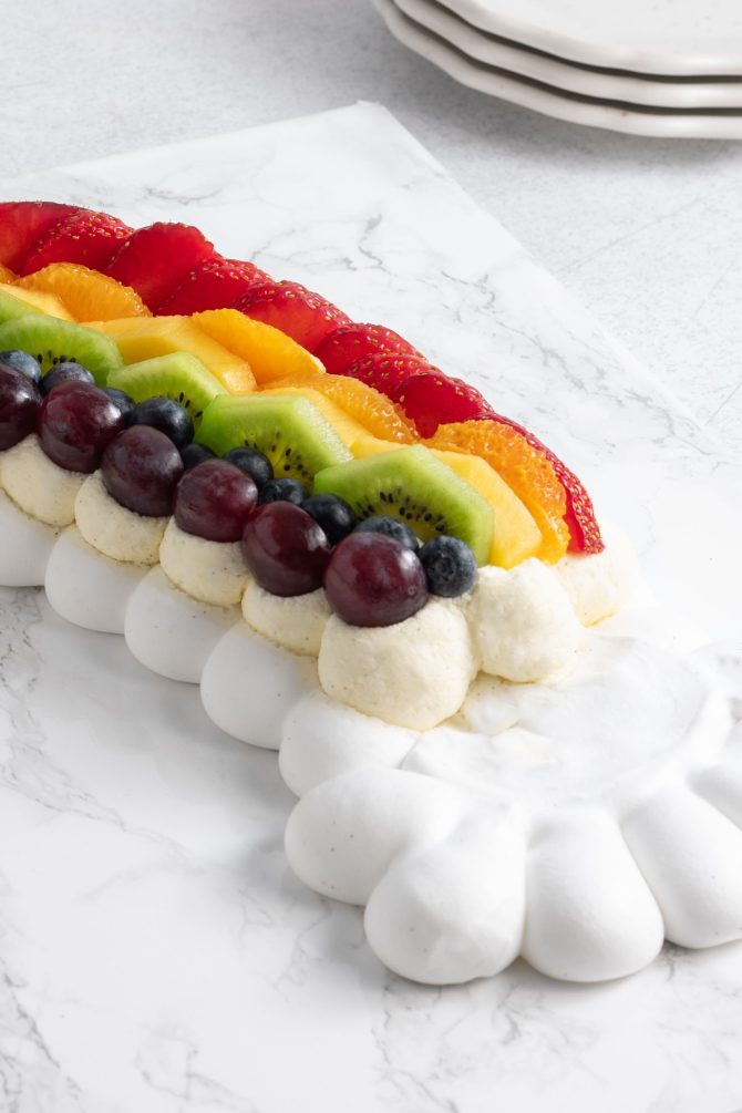 Pavlova med frisk frugt