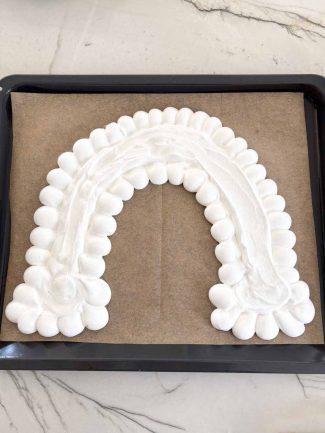 Regnbue pavlova færdigbagt